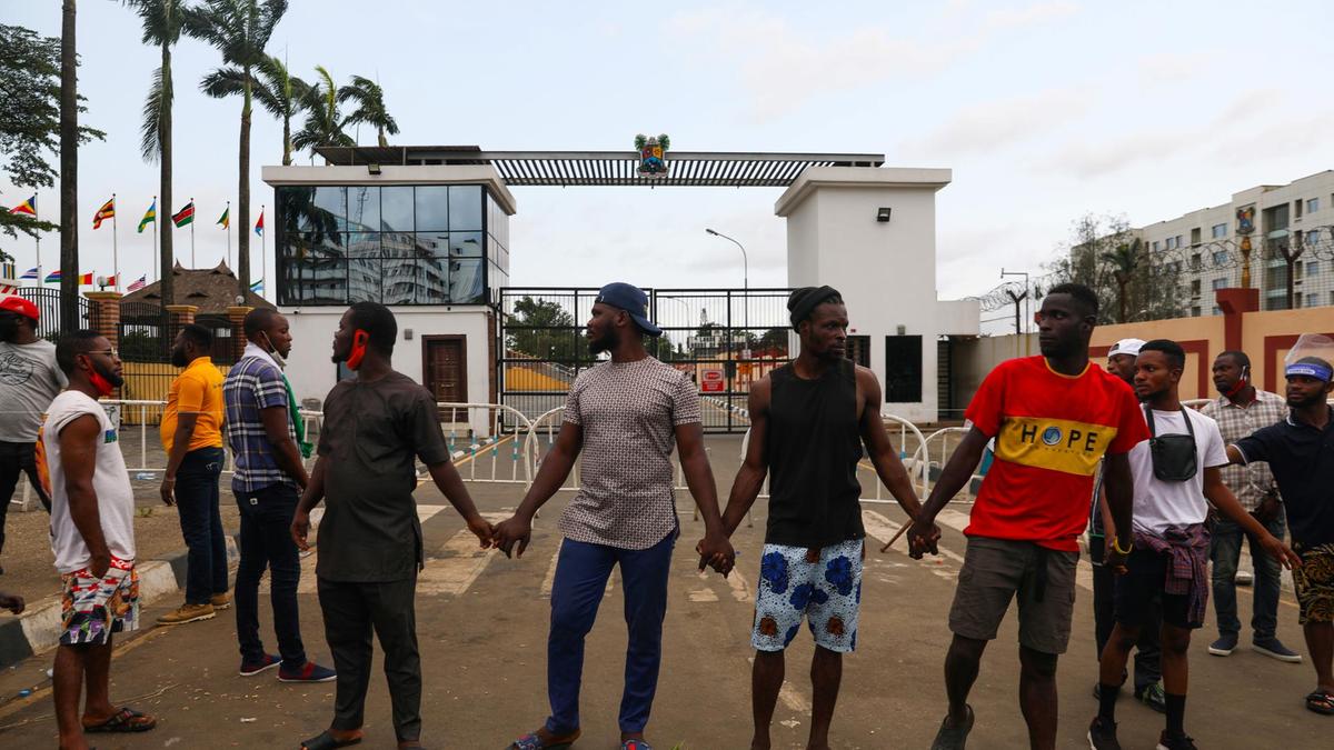 Demonstrators-hold-hands-as-they-gather-near-the-Lagos-State-House