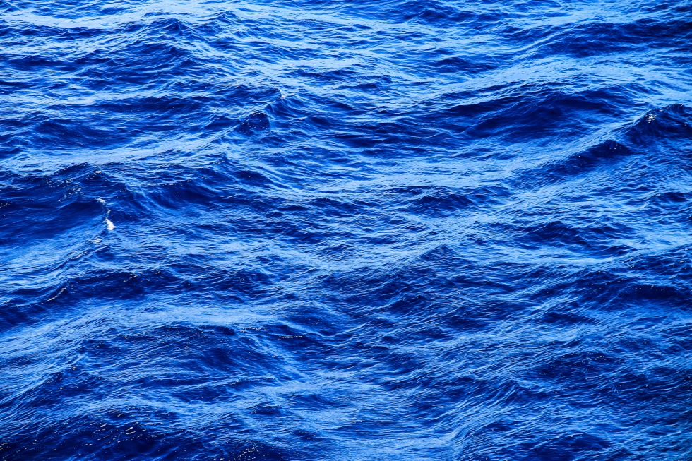 deep_blue_ocean_waves_596083-980x653